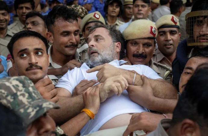 Rahul Gandhi ellenzéki vezetőt őrizetbe veszik az indiai fővárosban, Újdelhiben 2026. július 21-én – Fotó: Adnan Abidi / File Photo / Reuters