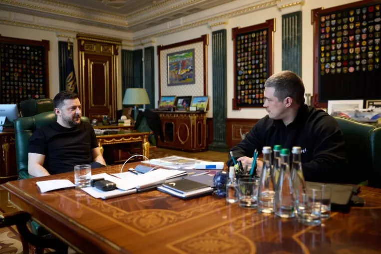 Zelenszkij alulmaradt menesztett miniszterével szemben, aki tovább szkanderezik az elnökkel