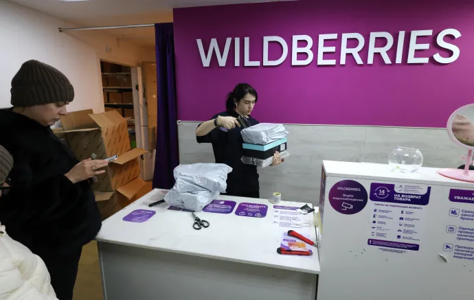 Egy vásárló árut vesz át a Wildberries egyik átvételi pontján, Moszkvában, 2026. március 1-jén – Fotó: Contributor / Getty Images