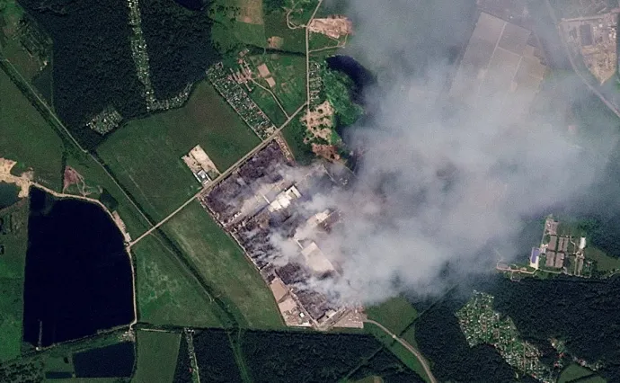 Műholdfelvétel a Moszkva melletti leégett logisztikai központról – Fotó: 2026 Planet Labs Pbc / Reuters