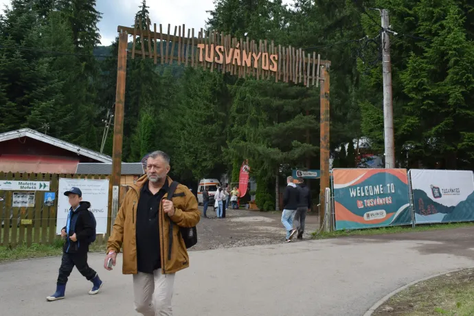 Eső, sár és látványosan távol maradó fideszes politikusok: egészen más Tusványos fogadja idén a látogatókat