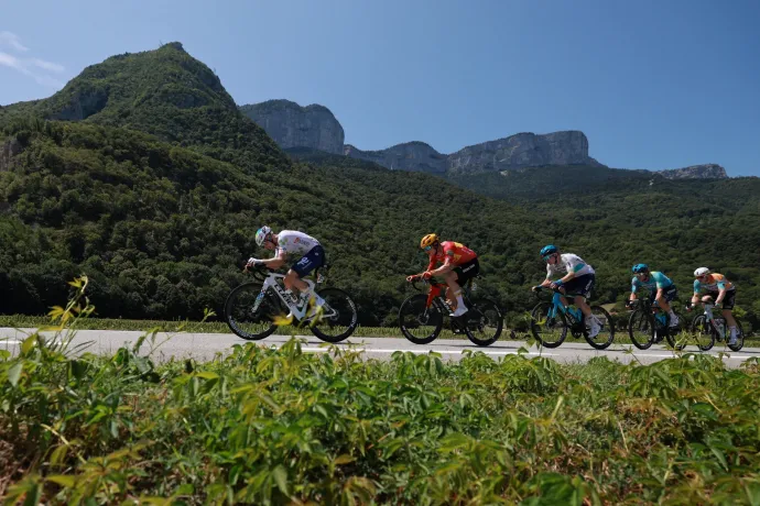 Mi ez a sok furcsa lötty, amit a Tour de France bringásai magukba döntenek?