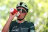 Mi ez a sok furcsa lötty, amit a Tour de France bringásai magukba döntenek?