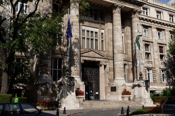 444: Emailben figyelmeztették a legfőbb ügyészt a KNYF-ről, hogy „ráéghet” az aranykonvoj-ügy