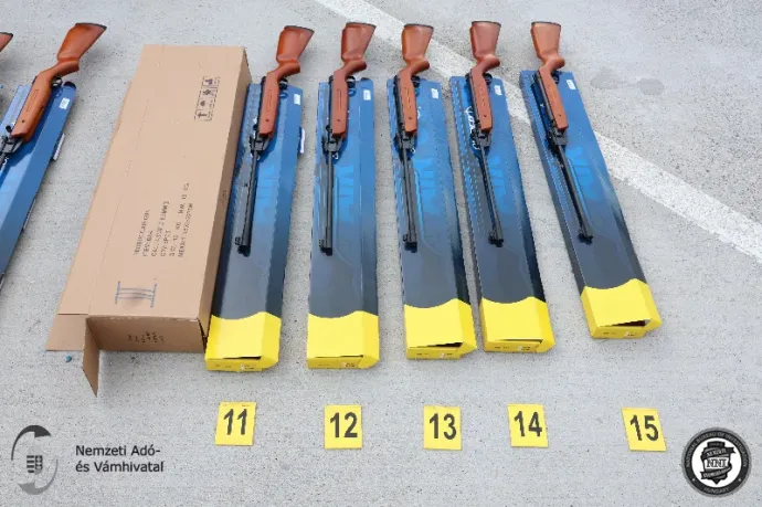 A lefoglalt fegyverek – Fotó: Police.hu