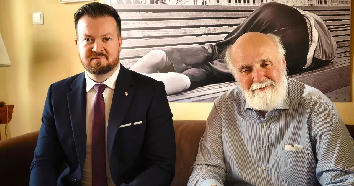 Szabó Bence adományt adott át Iványi Gábornak az Oltalom Karitatív Egyesületnek