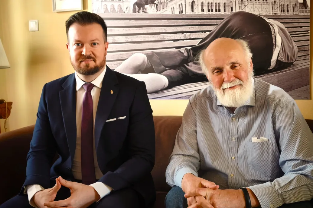 Szabó Bence átadta Iványi Gábor szervezetének a felajánlást, ami a neki gyűjtött adományokból folyt be