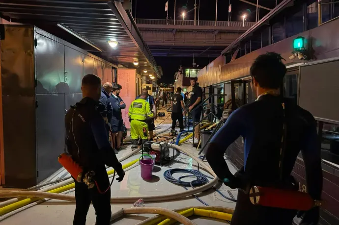 Süllyedni kezdett egy sétahajó a belvárosban az éjszaka