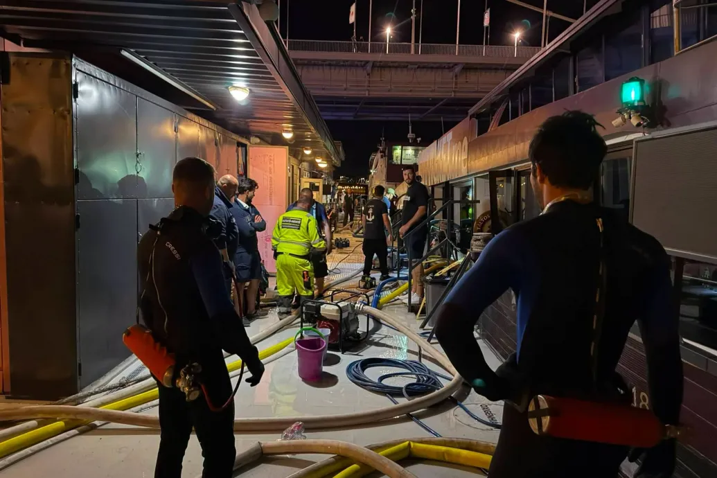 Süllyedni kezdett egy sétahajó a belvárosban az éjszaka