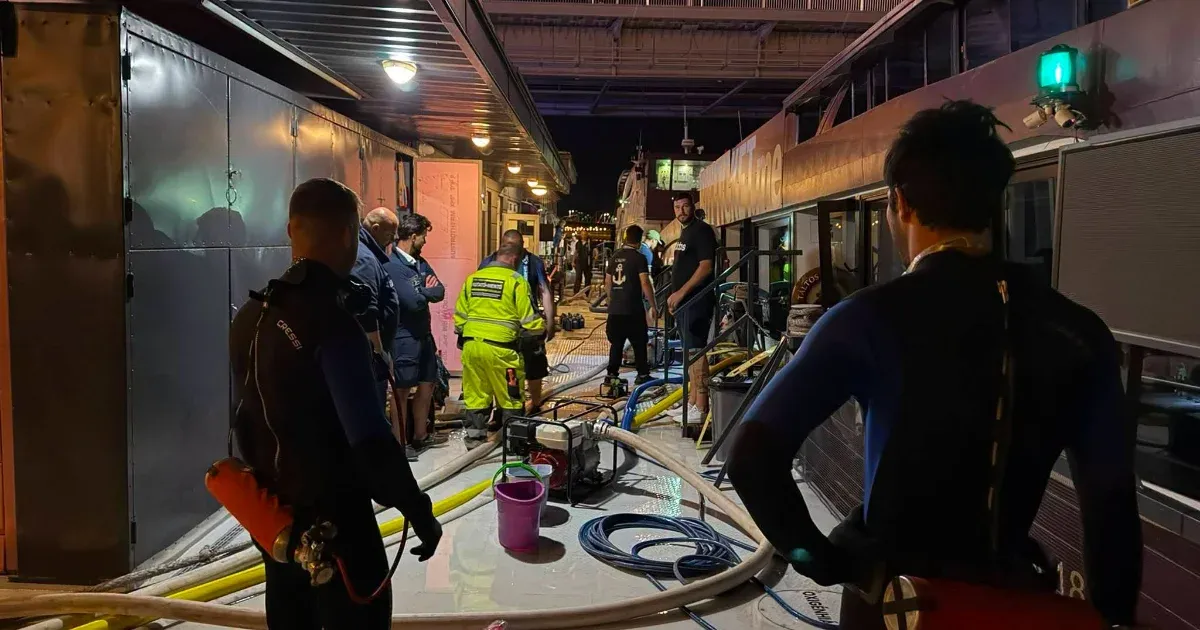 Süllyedni kezdett egy sétahajó a belvárosban az éjszaka