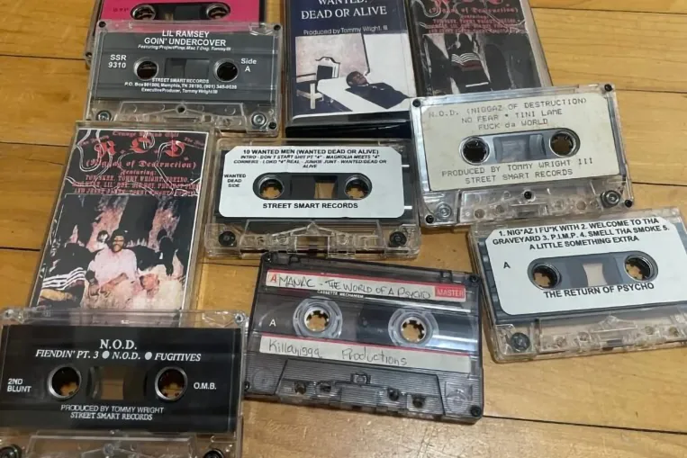 A legenda szerint halott lelkek vannak bezárva ezekbe a rapkazettákba