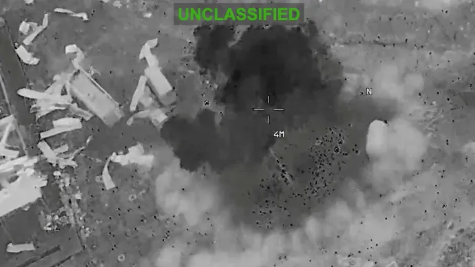 Füst száll fel egy támadás után egy ismeretlen iráni helyszínen az amerikai Centcom által 2026. július 22-én közzétett videóból származó képen – Fotó: US Central Command / Reuters