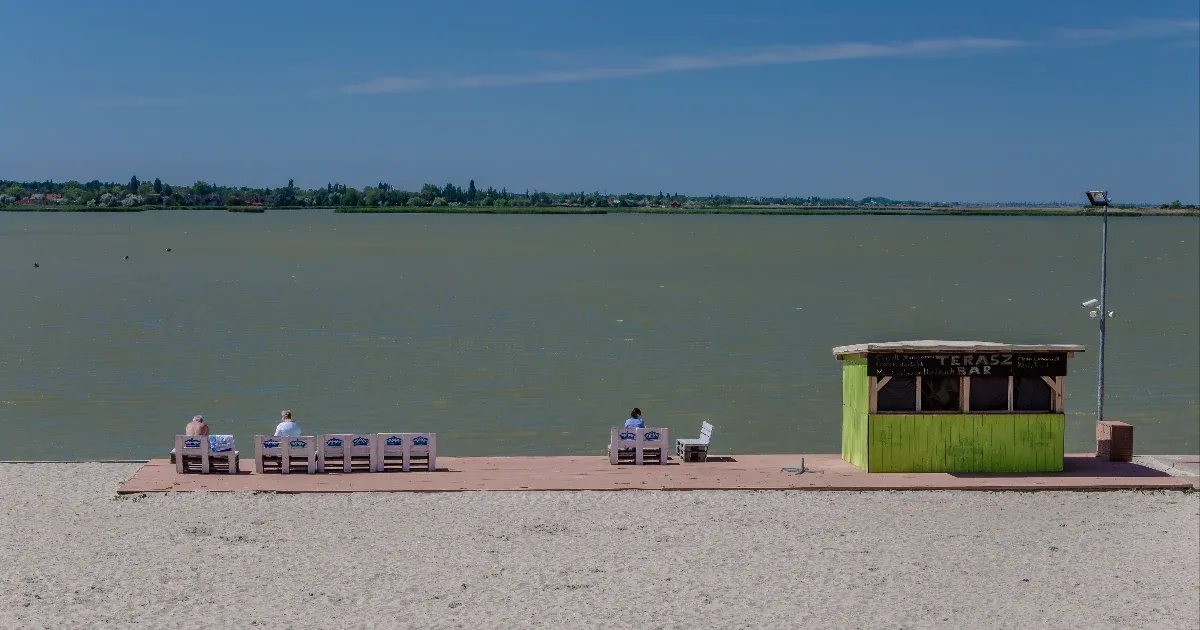Bakteriális szennyezés miatt tilos fürdeni hat strandon a Velencei-tónál