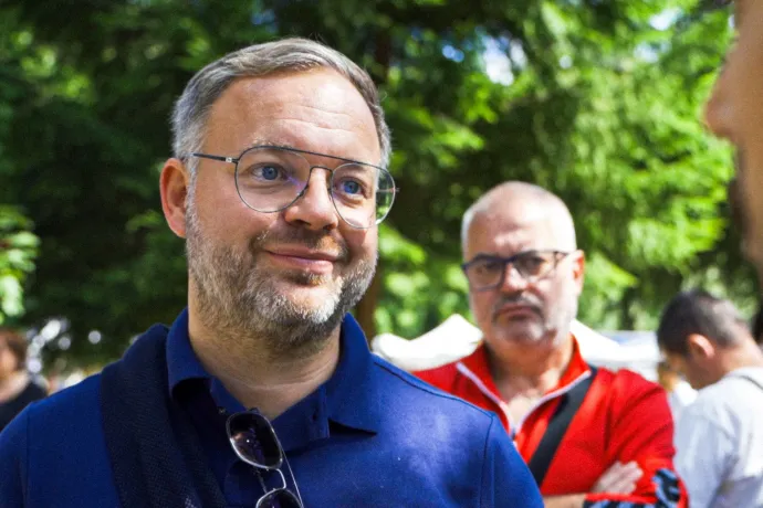 Ő vezette a kampányt, de nem emlékszik, kinek az ötlete volt a fejbelövős videó