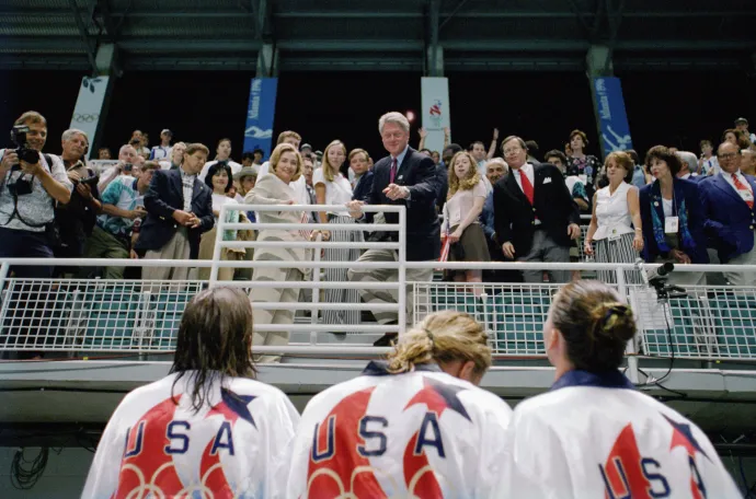 Bill Clinton amerikai elnök és a first lady, Hillary Clinton gratulálnak az Egyesült Államok női úszócsapatának, 1996. július 25-én – Fotó: Simon Bruty / Getty Images