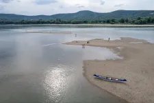 Olyan alacsony a Duna, hogy buszoztatni kell a szállodahajózó turistákat