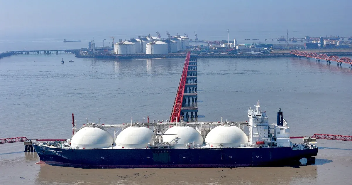 Kína új szerepe a globális LNG-piac átalakulásában: A Hormuzi-szoros feszültségei és a kereskedelmi stratégiák hatása