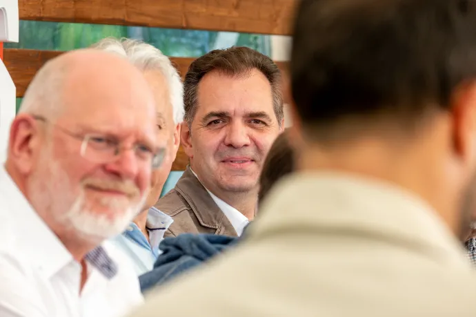 Első kép: Semjén Zsolt Pásztor Bálint és Antal Árpád között. Második kép: Zakariás Zoltán EMSZ-elnök és Antal Árpád az RMDSZ stratégiai igazgtója – Fotók: Tamás Zsófia / Transtelex