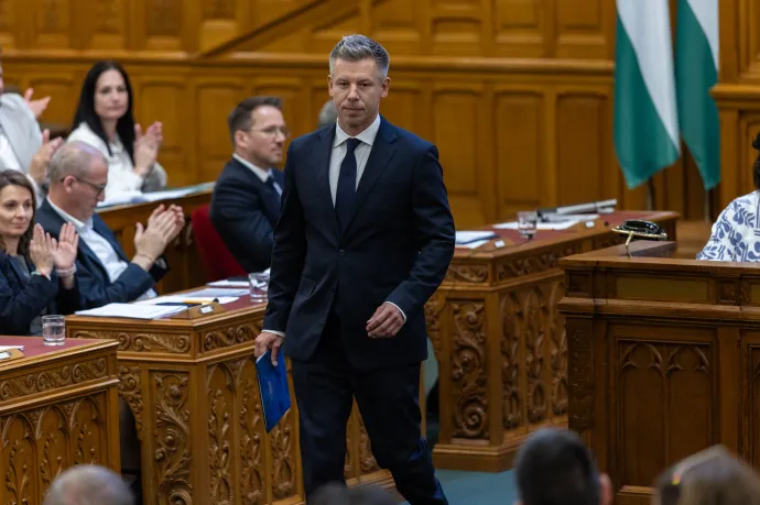 Magyar Péter Orbán beszéde előtt: Készítek egy hűsítő latte avokadót, szigorúan slimfitben