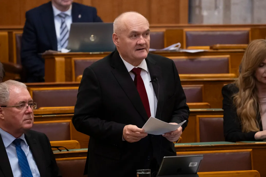 A Fidesz szerint Hende Csaba alkotmánybírói megbízatása illegitim jogszabályok miatt szűnik meg