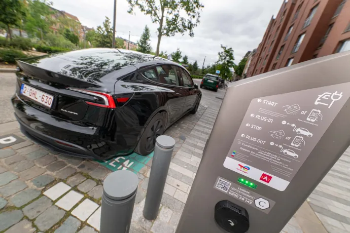 Nem áll készen a Tesla a franciák szerint, hogy autói önmagukat vezessék az európai utakon