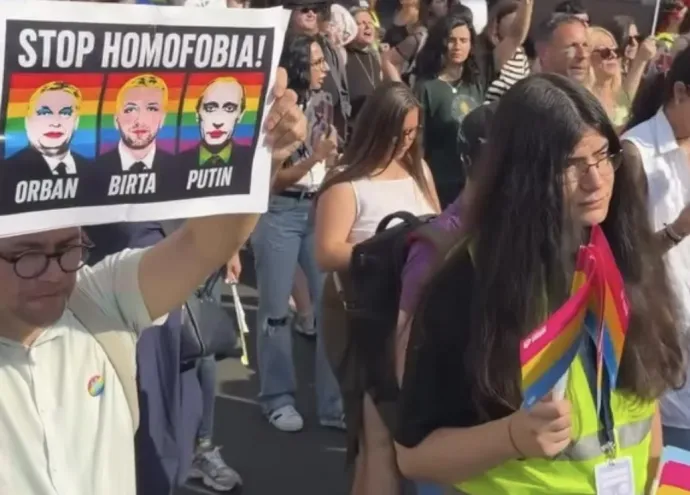 Az Orbán-Birta-Putyin plakát a Nagyváradi Pride felvonuláson – Képernyőmentés a Bihoreanul videójából