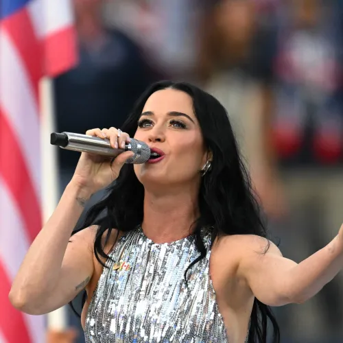 Katy Perry fölhorkant, hogy a Fehér Ház a dalával festi alá bombázós videóját