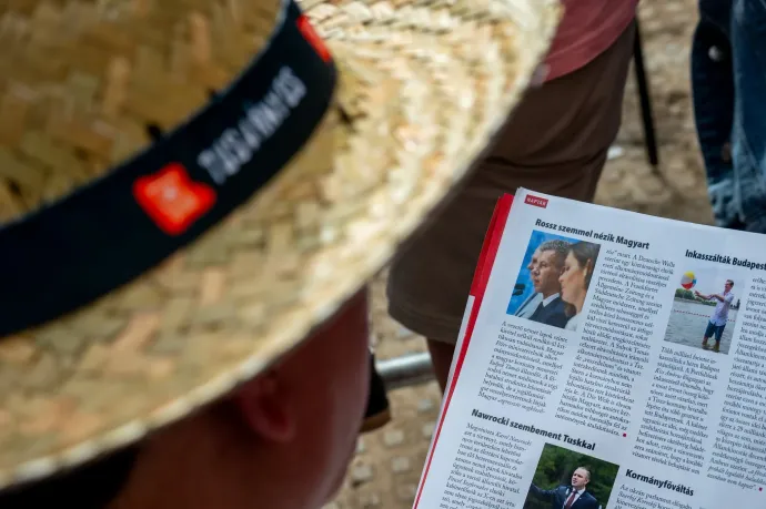 Orbán Viktor beszéde előtt egy férfi újságot lapozgat – Fotó: Tamás Zsófia / Transtelex