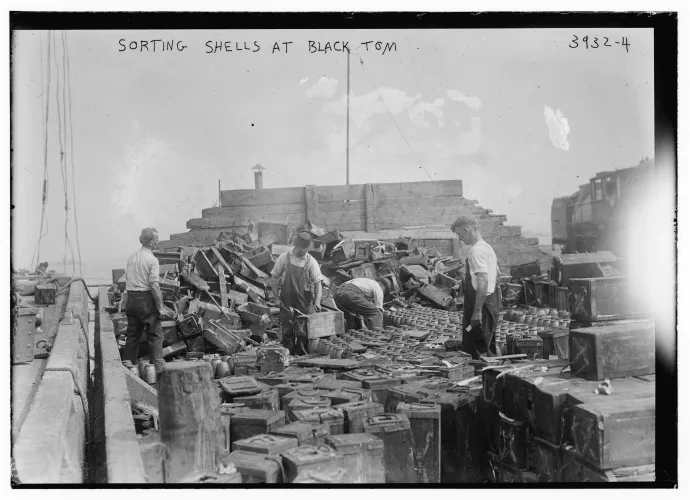 A robbanás után a tengerből kiemelt lőszereket válogatnak munkások – Fotó: Library Of Congress