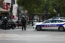 Konyhakéssel támadt három nőre egy férfi Párizsban