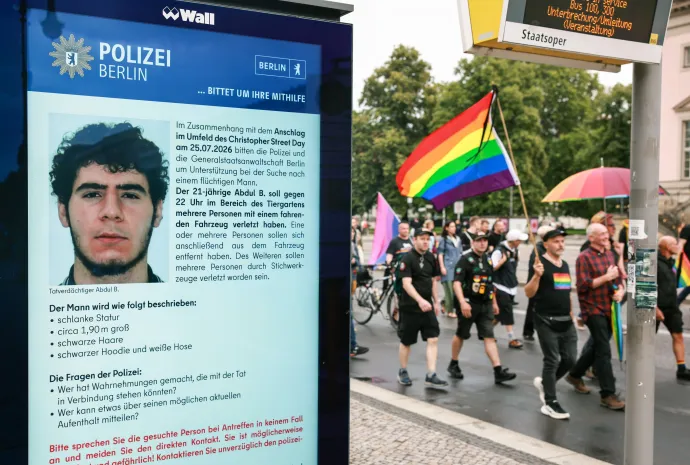 A berlini gázolás gyanúsítottjának a rendőrség által közreadott körözési felhívása egy buszmegállóban, 2026. július 26-án – Fotó: Clemens Bilan / EPA / MTI