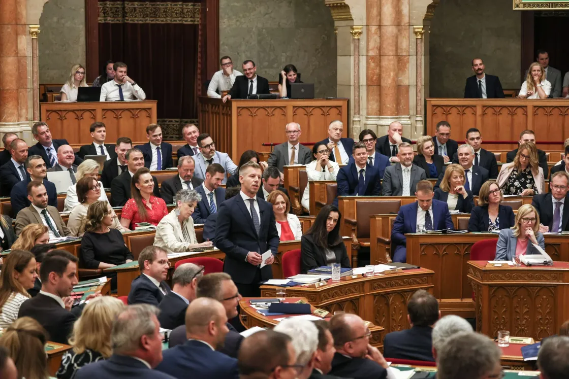Hankó Balázstól megvonták a szót, a Fidesz és a KDNP otthagyta a parlamentet