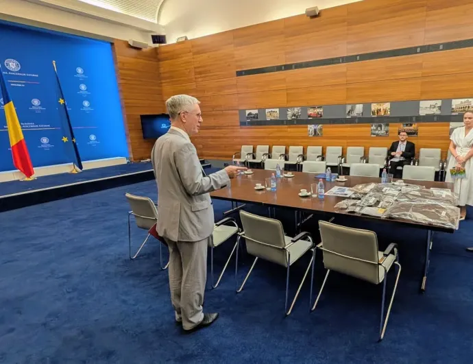 Az orosz nagykövetség alkalmazottja és a dróndarabok – Fotó: Román Külügyminisztérium