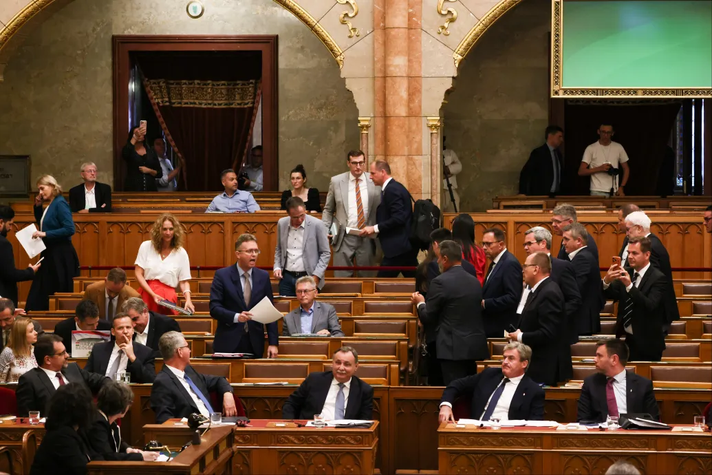 Videón, ahogy a Fidesz-KDNP-frakció kivonul az ülésteremből