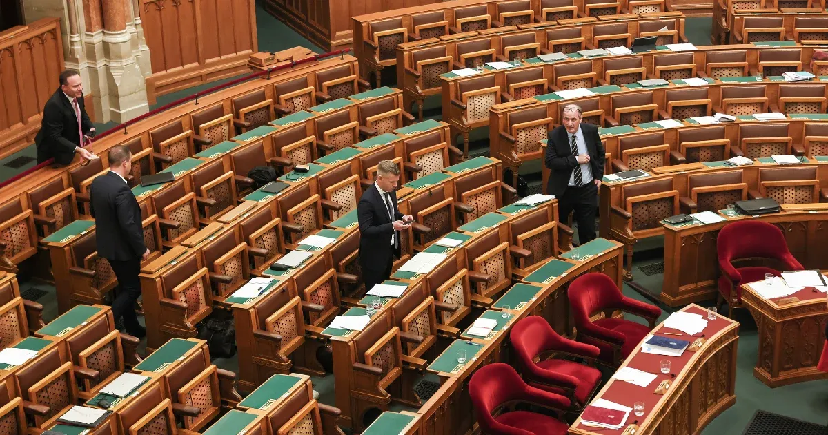 Magyar Péter papírokat fényképezgetett, majd vett magához Takács Péter asztaláról
