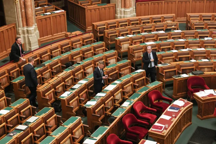 Magyar Péter papírokat fényképezgetett, majd vett magához Takács Péter asztaláról, de nem az történt, amit Takács állított