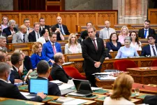NAV-ellenőrzésekkel és a szerződések átvilágításával zárná be a gazdagok adókiskapuit a kormány