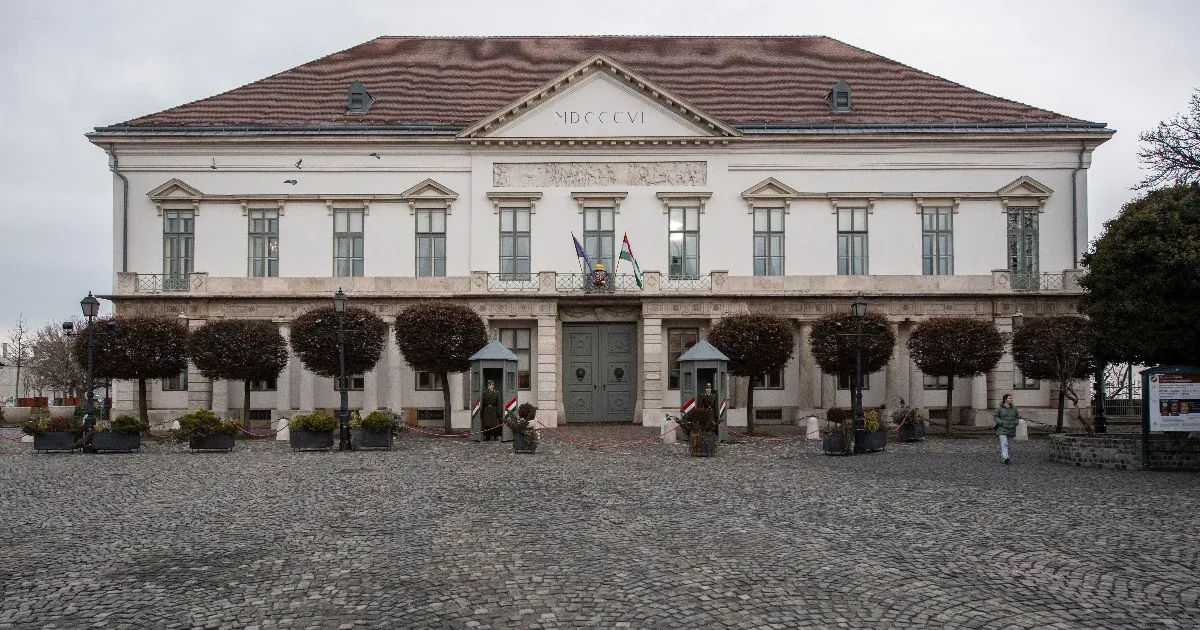 Forsthoffer Ágnes két napra újra megnyitja a Sándor-palotát