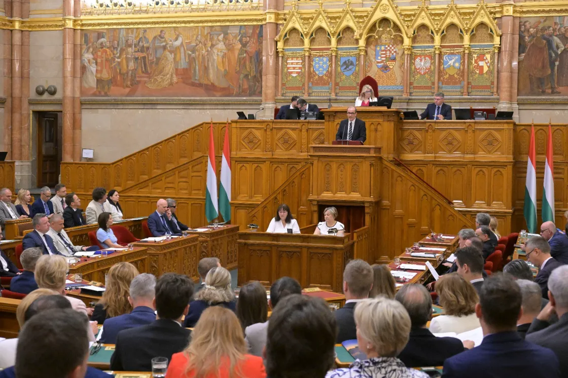 Nevetéssel és tapssal fojtották Takács Péterbe a szót, amikor arról beszélt: az emberek nem szeretik, ha hülyének nézik őket