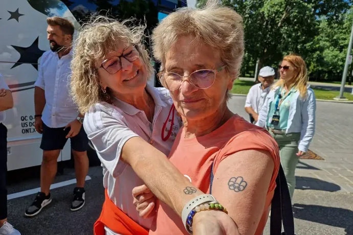 Gódorné Nagy Mariann és Tomann Rozália mutatja a tetoválását – Fotó: Ághassi Attila / Telex