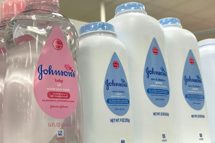 Több mint ezermilliárd forintnyi kártérítést fizetne a Johnson & Johnson azoknak, akik azt állították, a babahintőporuk miatt lettek rákbetegek