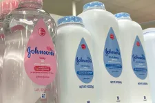 Több mint ezermilliárd forintnyi kártérítést fizetne a Johnson & Johnson azoknak, akik azt állították, a babahintőporuk miatt lettek rákbetegek