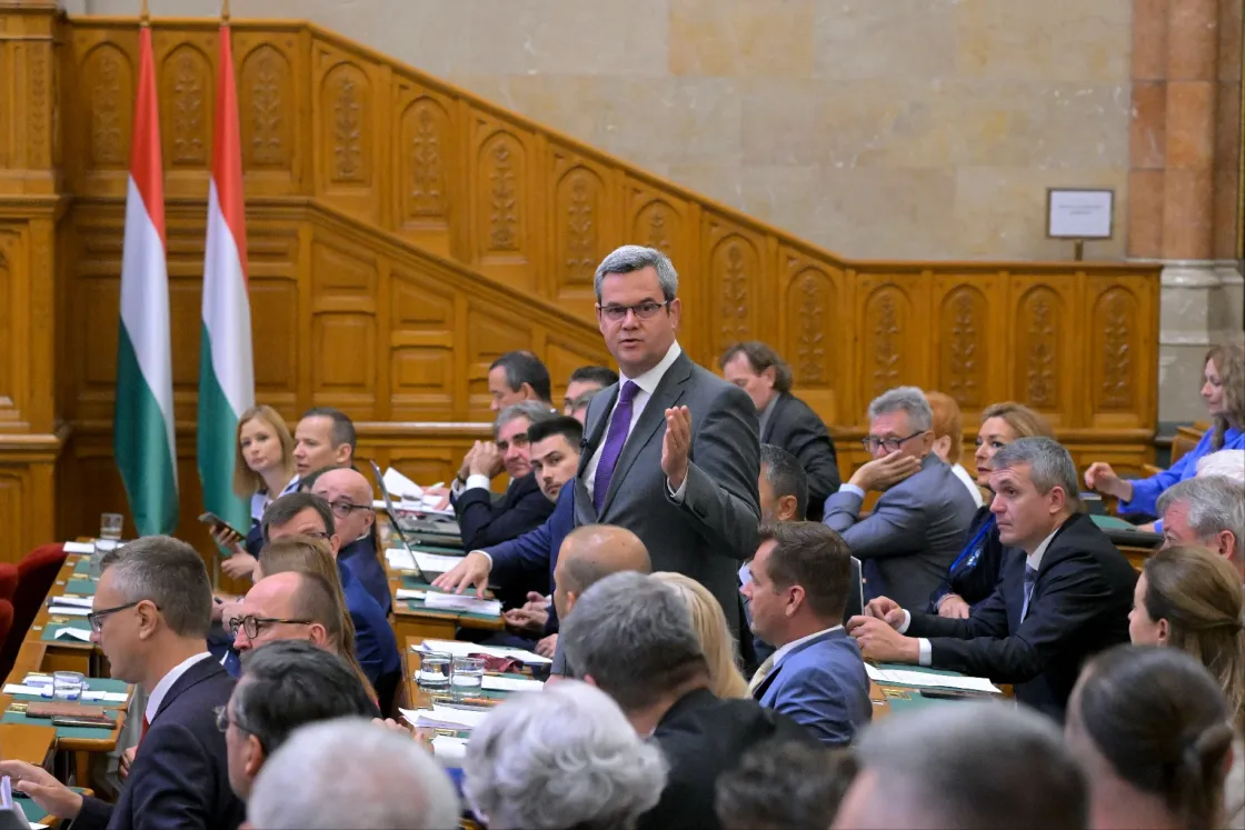 Nevetéssel és tapssal fojtották Takács Péterbe a szót, amikor arról beszélt: az emberek nem szeretik, ha hülyének nézik őket
