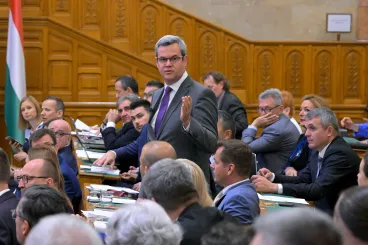 Nevetéssel és tapssal fojtották Takács Péterbe a szót, amikor arról beszélt: az emberek nem szeretik, ha hülyének nézik őket