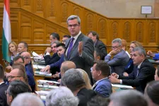 Nevetéssel és tapssal fojtották Takács Péterbe a szót, amikor arról beszélt: az emberek nem szeretik, ha hülyének nézik őket