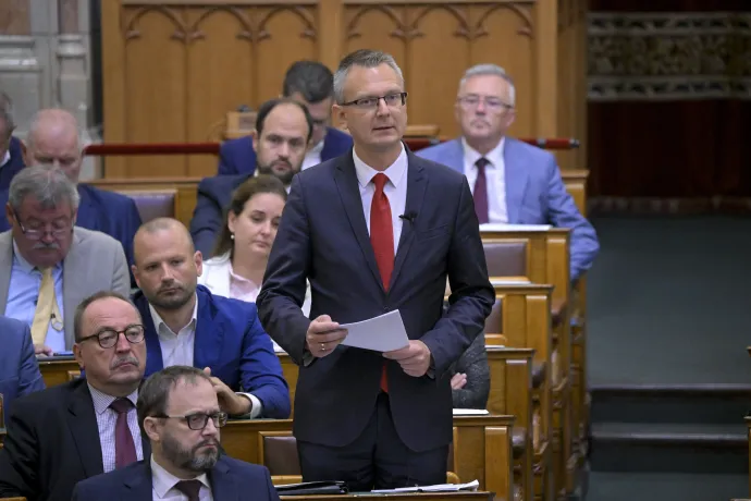 Rétvári Bence szólal fel – Fotó: Szigetváry Zsolt / MTI