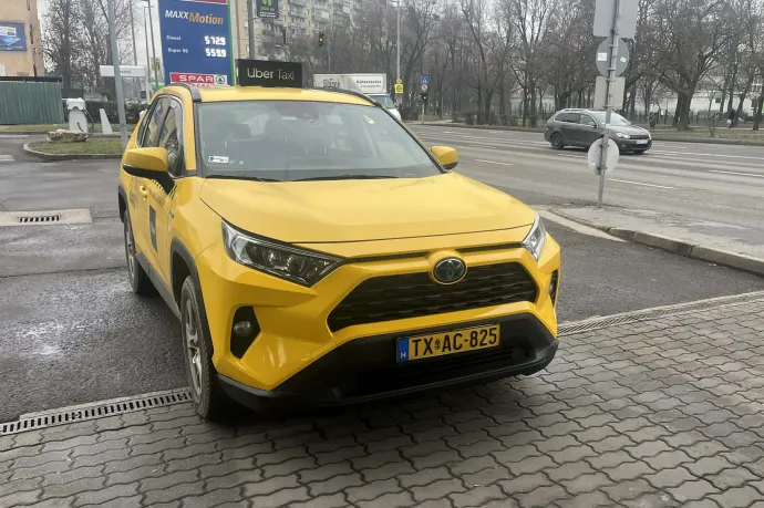 A budapesti taxiként használt előző generációs RAV4 hibrid változata 400 ezer kilométert futott nagyobb meghibásodás nélkül – Fotó: Olvasónk, József