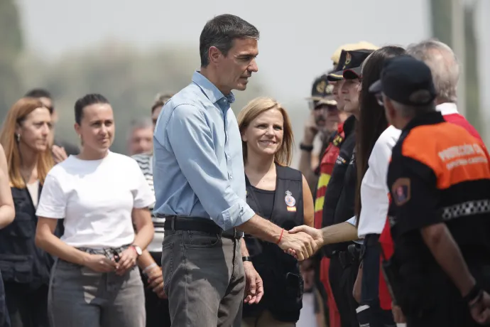 Pedro Sánchez spanyol miniszterelnök meglátogatja az erdőtüzek oltására kirendelt tűzoltók kihelyezett központját a Castellón megyei La Vall d’Uxióban, 2026. július 27-én – Fotó: Manuel Bruque / EPA-EFE / MTI