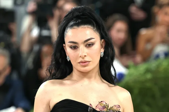 Charli XCX portréja a brit történelem legnagyobb alakjait bemutató múzeumba került
