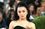 Charli XCX portréja a brit történelem legnagyobb alakjait bemutató múzeumba került